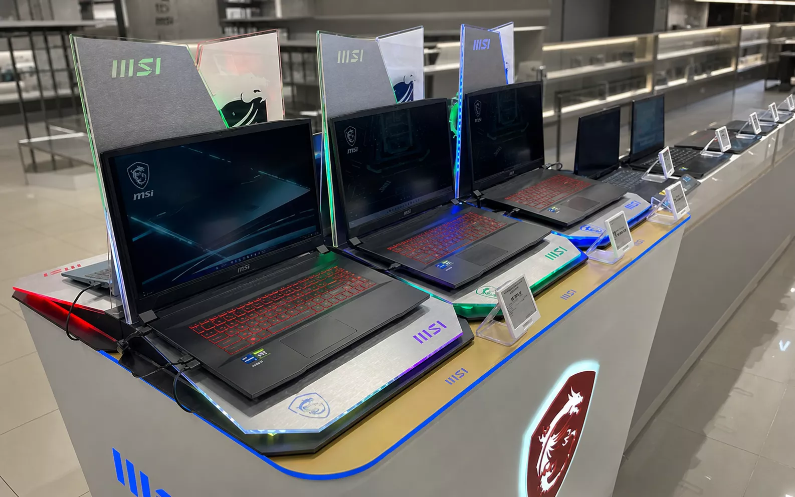 Серия брендированных стендов MSI с ноутбуками в торговом зале
