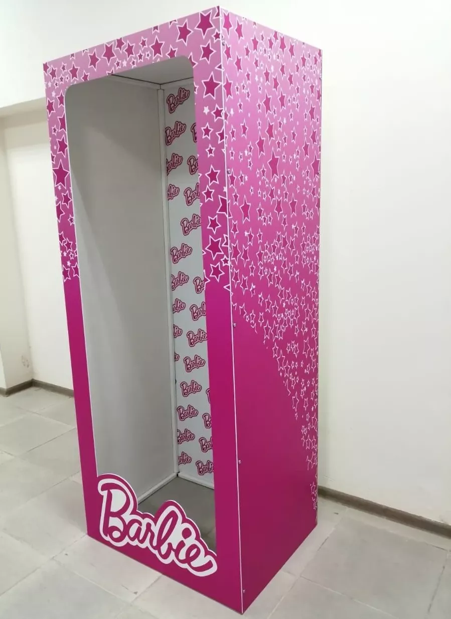 Розовая напольная промоконструкция Barbie
